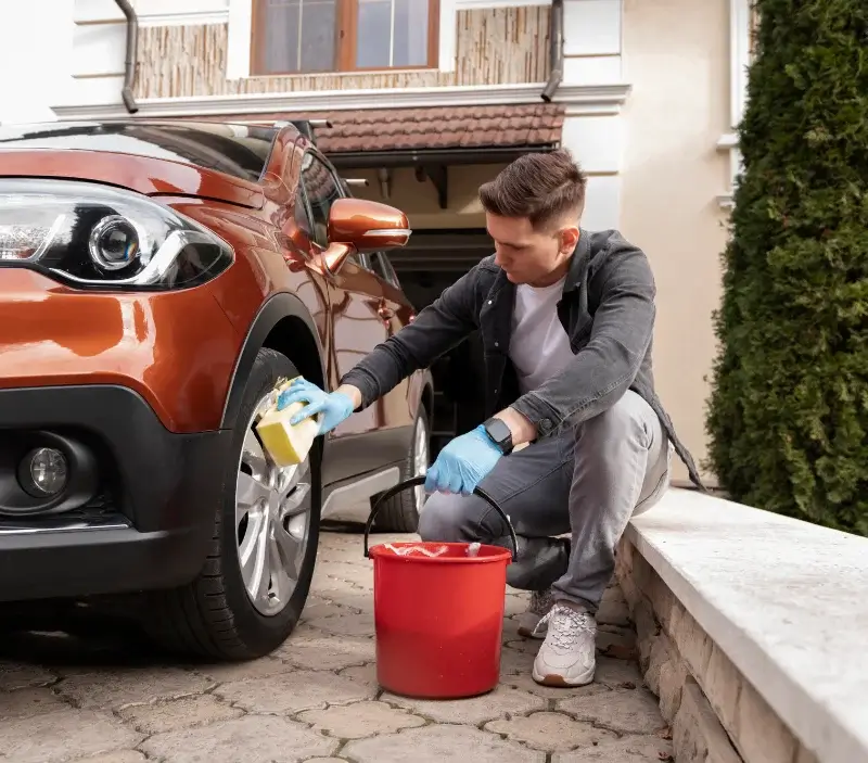 Lavage auto à domicile Albignac : professionnel intervenant sur un véhicule